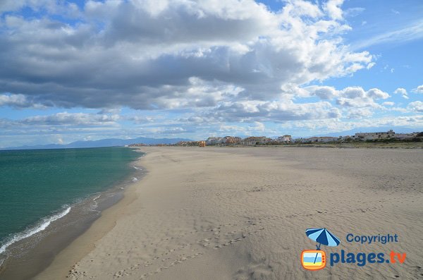 Plage de Port Leucate en direction des Pyrénées