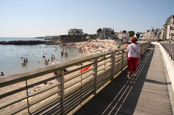 Vista della spiaggia di Port Lin dal sentiero lungo il lungomare