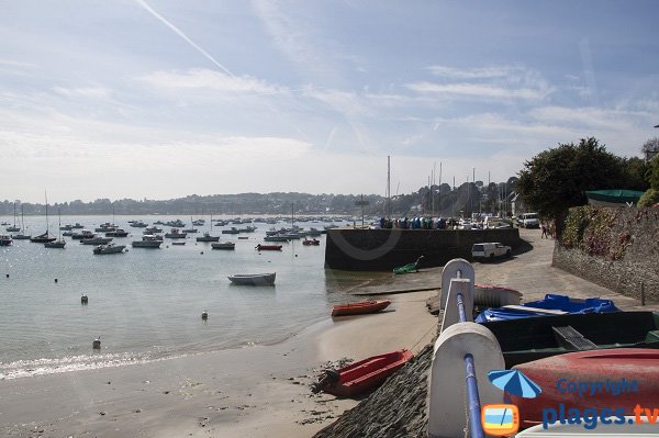 Vue sur la plage du fond de la Baie depuis le Port de Locquirec