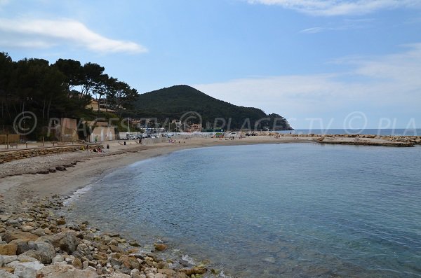 Plage du port de la Madrague à Saint Cyr sur Mer