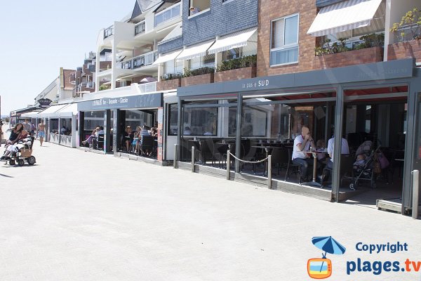 Pedestrian promenade in Port-Maria in Larmor-Plage