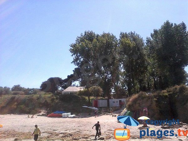 Poste de secours sur la plage de l'ile de Groix