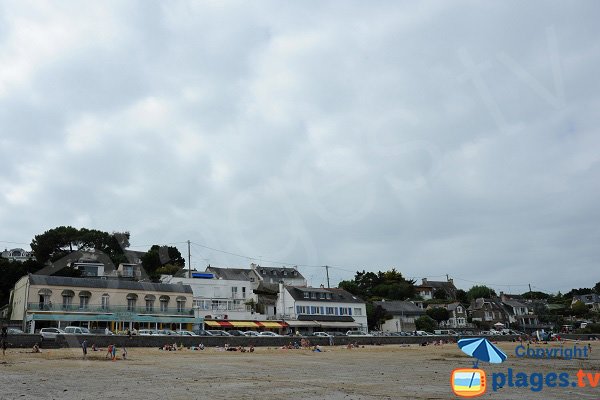 Vue sur les commerces depuis la plage de Port Mer