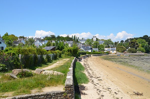 Plage sur l'ile aux Moines à proximité de l'église