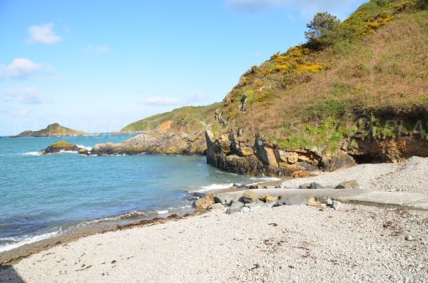 Plage de galets à Plouha avec vue sur Gwin Segal