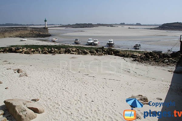 Photo de la plage dans le port de Mogueriec à Sibiril en Bretagne