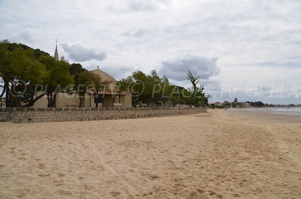 Eglise St Eloi à côté de la plage d'Andernos les Bains