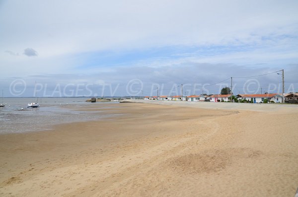 Photo de la plage à côté du port ostréicole d'Andernos les Bains