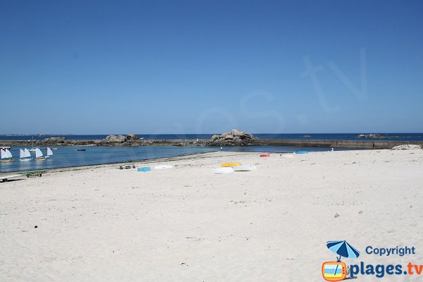 Plage de sable à côté du port de Plouescat