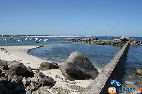 Zone de baigande sur la plage du port de Plouescat