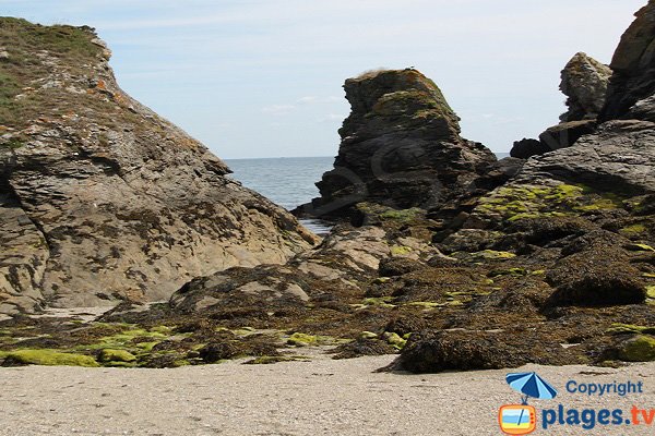 Rocks at low tide on Port Poyed beach - Sauzon