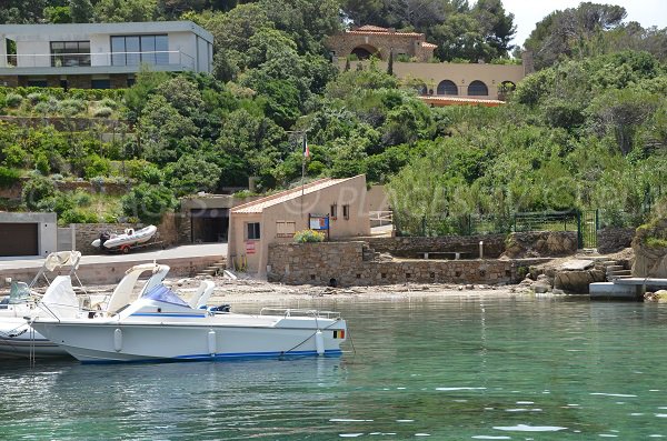 Plage dans le port du Pradet à Bormes les Mimosas