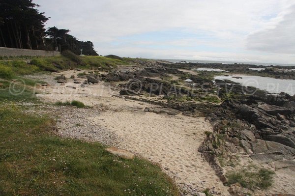 Plage du Port aux Rocs en face du centre de vacances