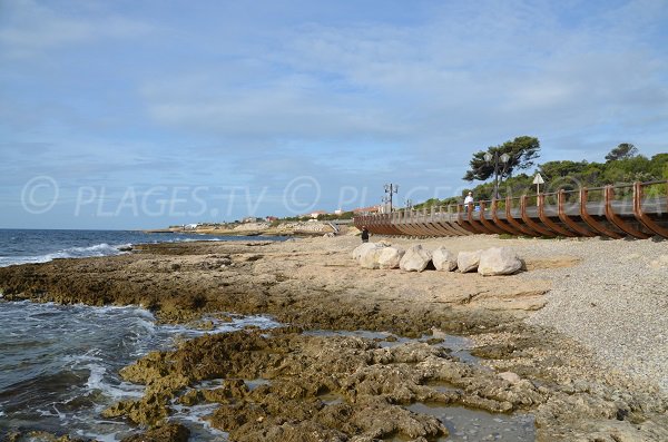 Kieselsteine und Sand am Strand nach dem Hafen von Sausset