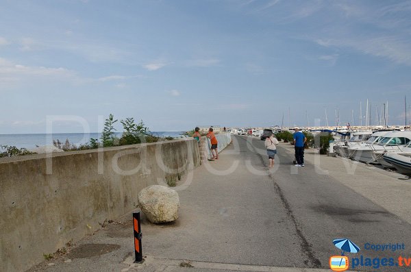 L'accesso alla spiaggia del porto di Solenzara