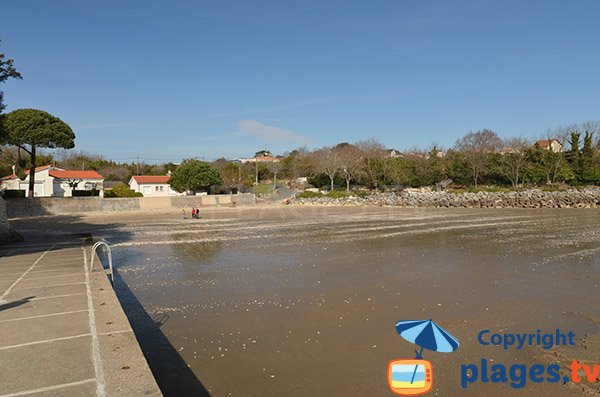 Plage dans le port de St Georges de Didonne à côté du phare de Vallières