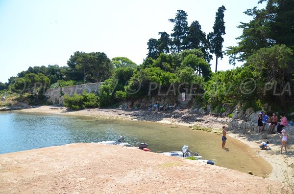 Sand beach near the port of Saint Honorat island