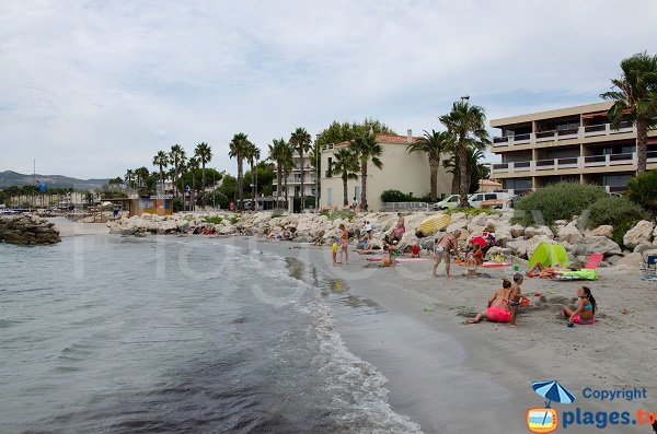 spiaggia di sabbia grigio a La Ciotat