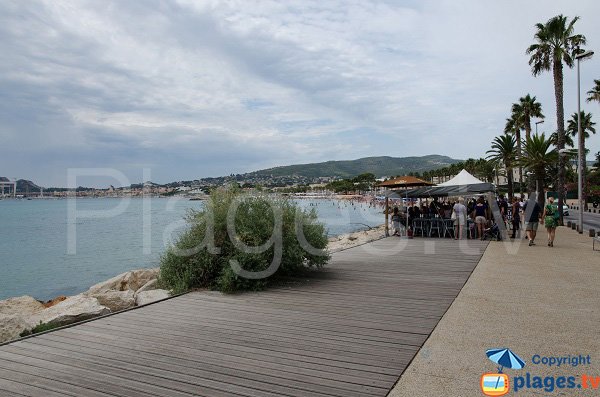 Promenade piétonne à côté du port de St Jean - La Ciotat