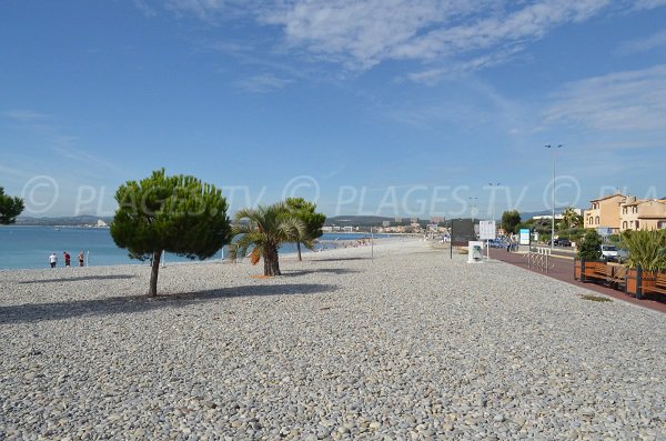 Environnement de la plage du port de Saint Laurent du Var