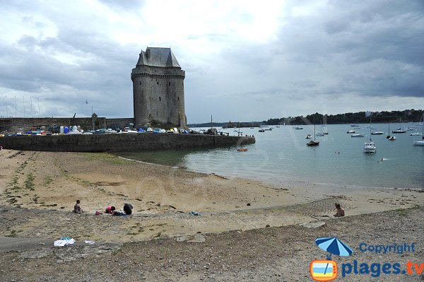 Strand St. Père mit Blick auf den Solidor-Turm - Saint-Malo