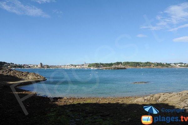 Vue sur St Malo depuis la plage du Port du Vicomte