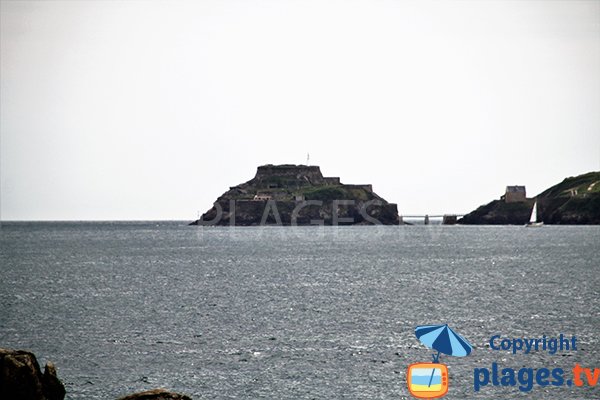 fort de Bertheaume depuis la plage de Portez