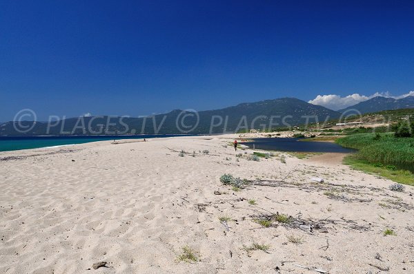 Plage de Portigliolo en Corse avec les étangs