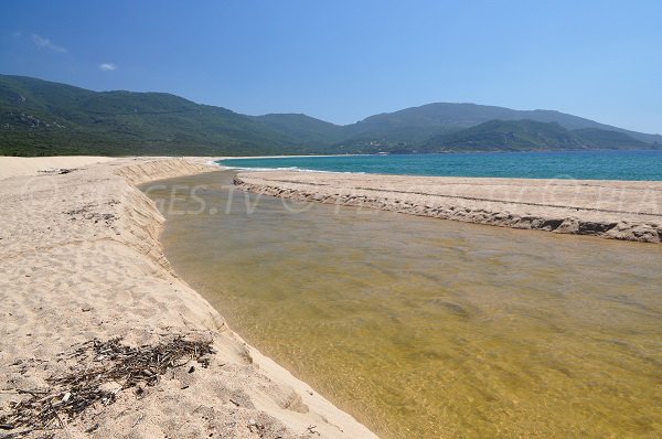 Spiaggia di Portigliolo e montuosi di Sartene