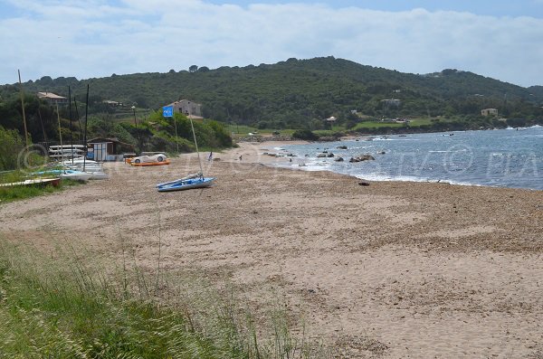 Plage de Portigliolo en Corse - centre de voile