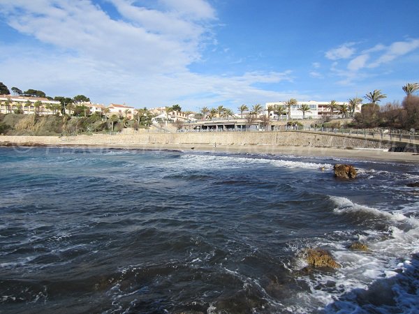 Plage dans la Baie de Pornissol à Sanary dans le Var