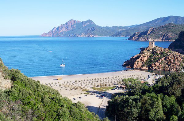 Plage à Porto proche de la marine