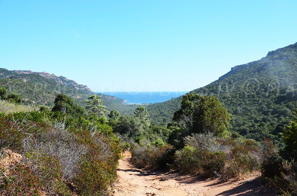 Vue sur le golfe de Porto Novo depuis le sentier