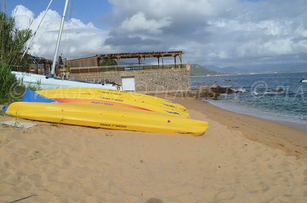 Sport acquatici sulla spiaggia di Porto Pollo