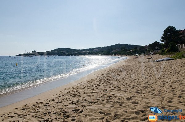 Plage de Porto Pollo avec vue sur le port (côté du Spar)