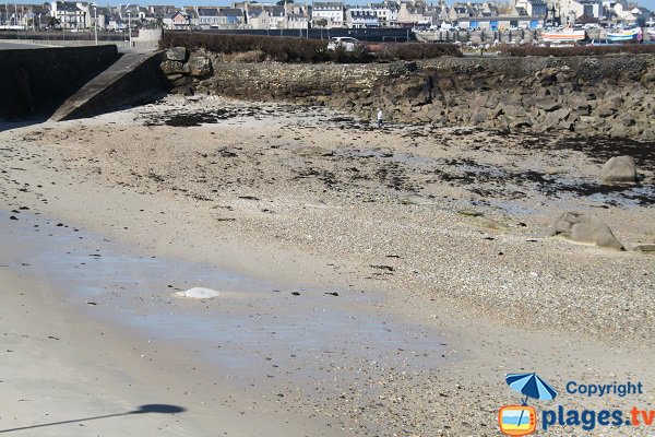 Plage de sable dans le centre ville de Roscoff