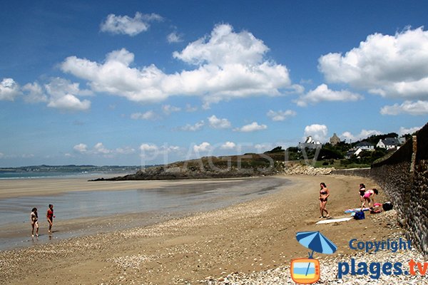 Plage de Porz ar Vag à Plomodiern dans la baie de Douarnenez