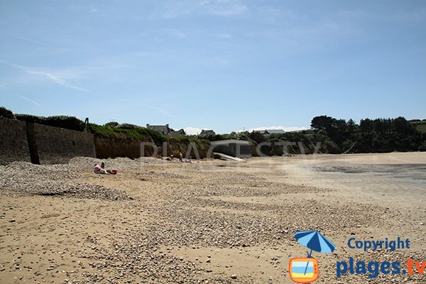 Graviers sur la plage de Porz ar Vag à Plomodiern