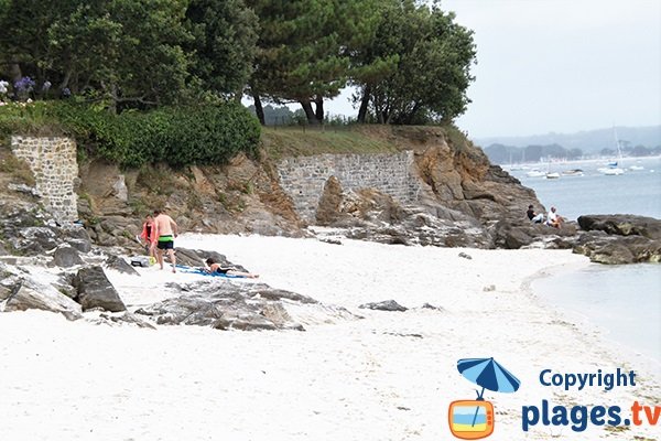 Côté nord de la plage de Porz Beg-Meil à Fouesnant