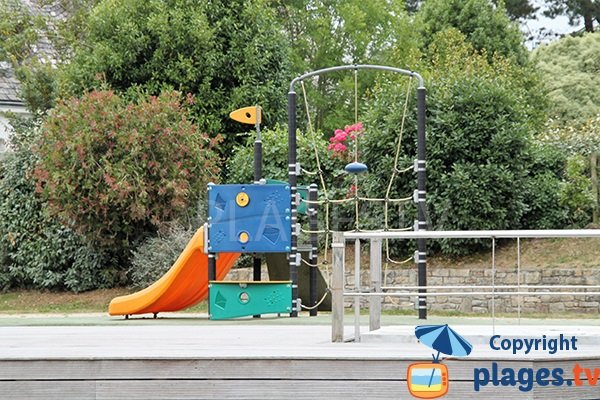 Aire de jeux à côté de la plage de Porz Beg-Meil à Fouesnant