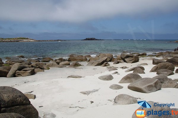 Rochers sur la plage de Porz Goret sur l'ile de Batz