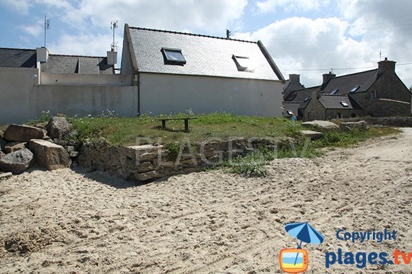 Table de pique-nique sur la plage de Porz Kelvet à Plouguerneau