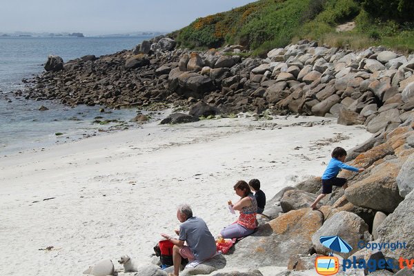 Enrochement de la plage de Porz Leien sur l'ile de Batz