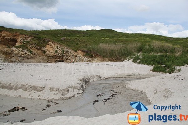 Rivière sur la plage de Porz Liogan du Conquet