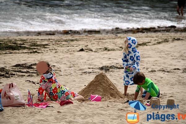 Jeux de sable dans la crique de Porz Milin à Locmaria-Plouzané