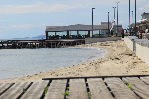 Plage dans le centre-ville de Balaruc les Bains dans l'Hérault