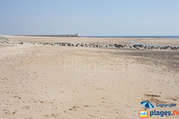 Plage de Carteret avec la digue du port - Barneville