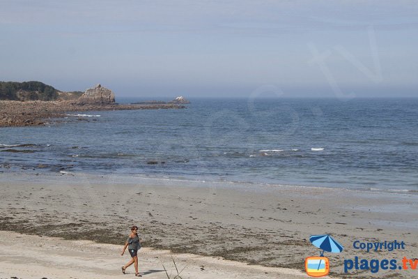 Rochers sur la plage de Poul Rodou à Locquirec