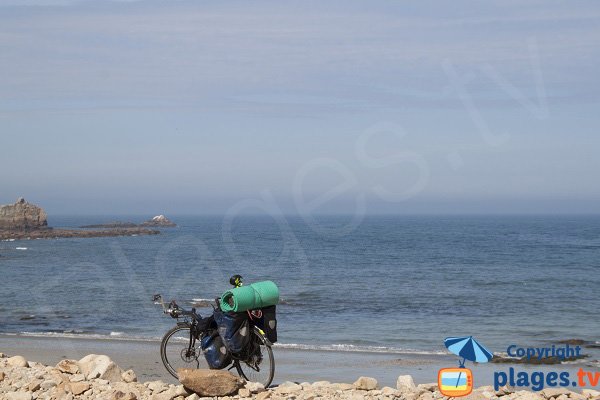 Surf sur la plage de Poul Rodou à Locquirec