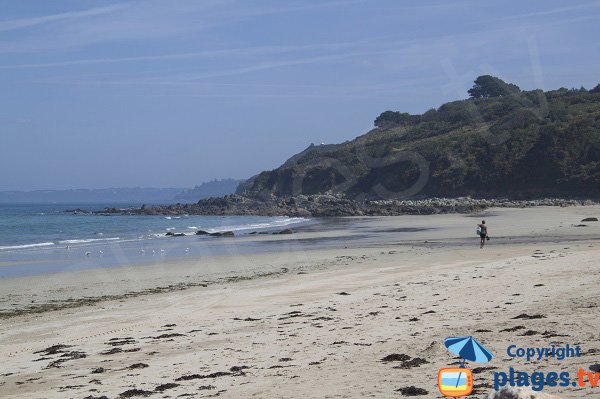 Plage déserte à Locquirec